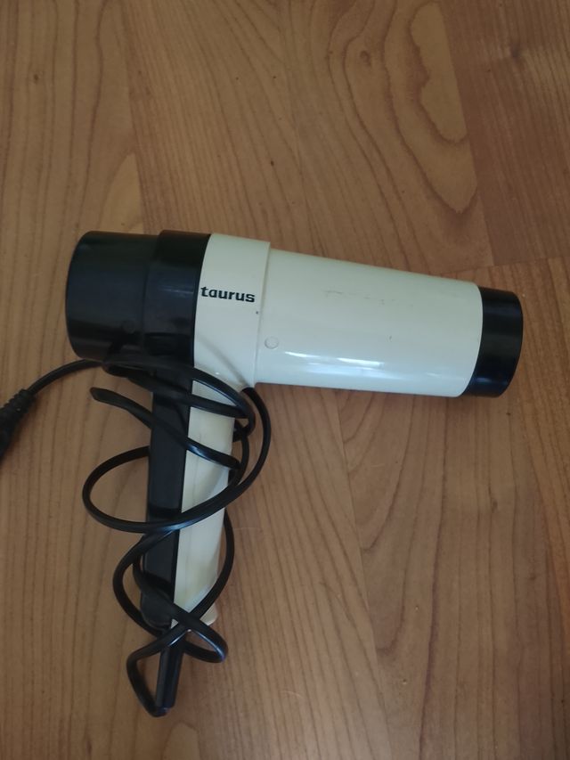 Secador de pelo Taurus blanco y negro