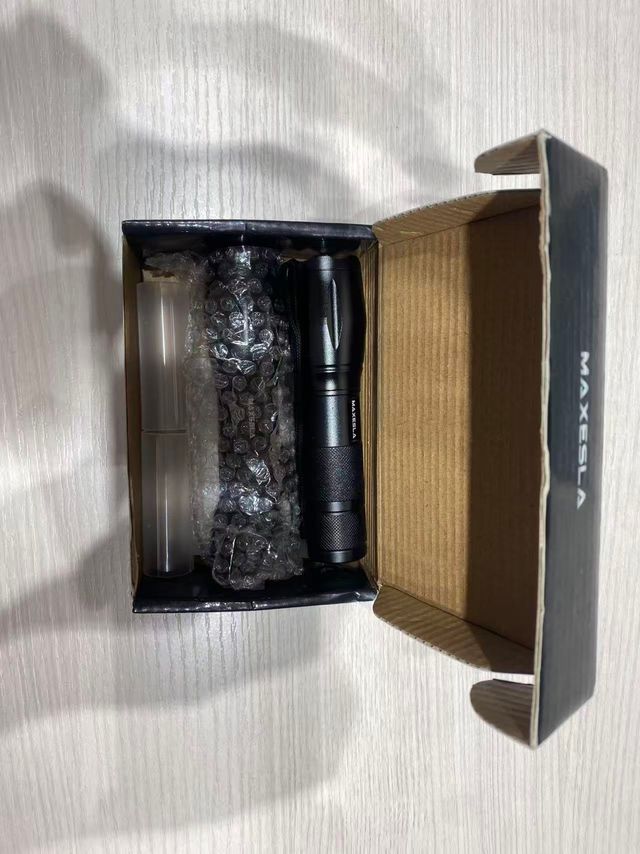 Linterna LED MAXESLA Zoomable Alta Potencia