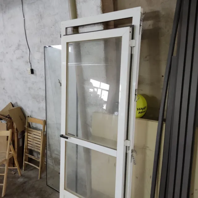 Puerta de aluminio con cristal