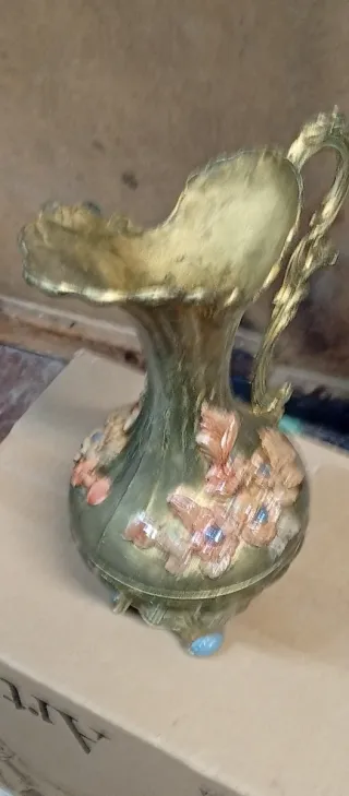 Jarrón antiguo de latón