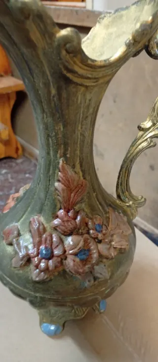 Jarrón antiguo de latón