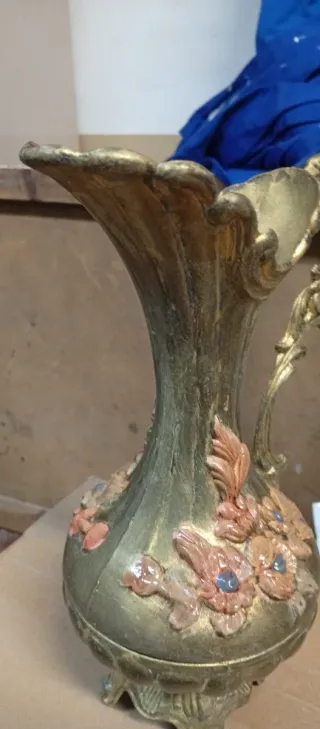 Jarrón antiguo de latón