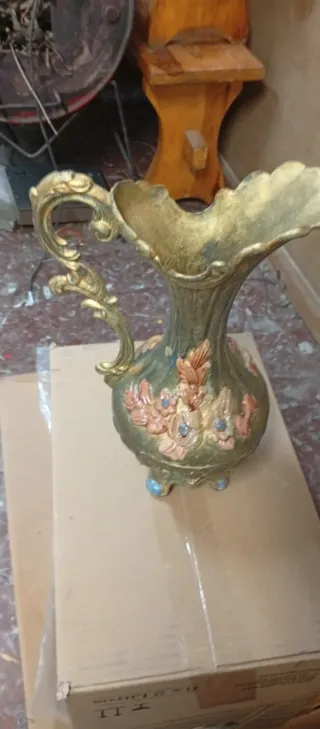 Jarrón antiguo de latón