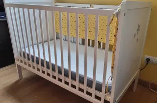 Cuna blanca con osito y estrellas