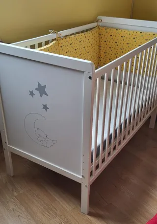 Cuna blanca con osito y estrellas