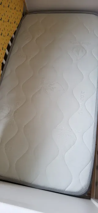 Cuna blanca con osito y estrellas