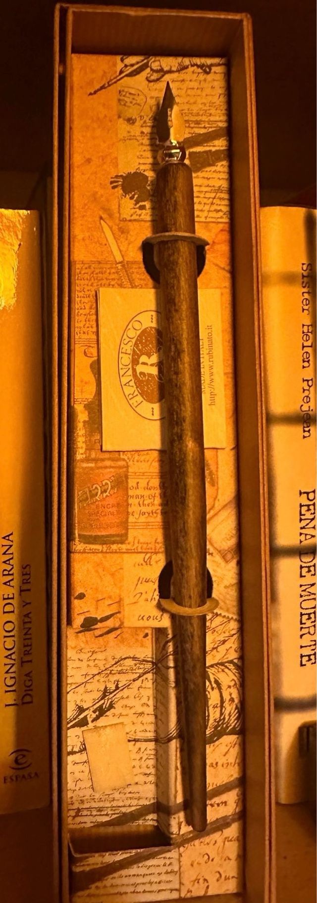 Pluma antigua de madera con estuche