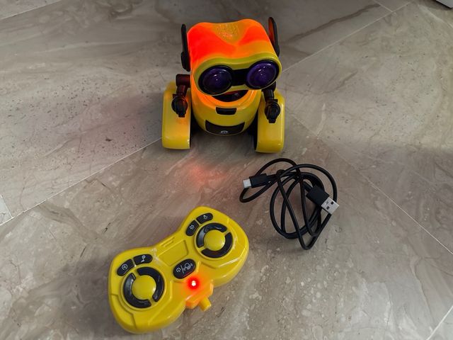 Robot Teledirigido Amarillo con Mando y Cable