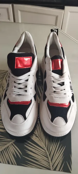 Zapatillas deportivas blancas y rojas T41