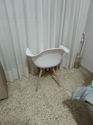 Silla blanca moderna