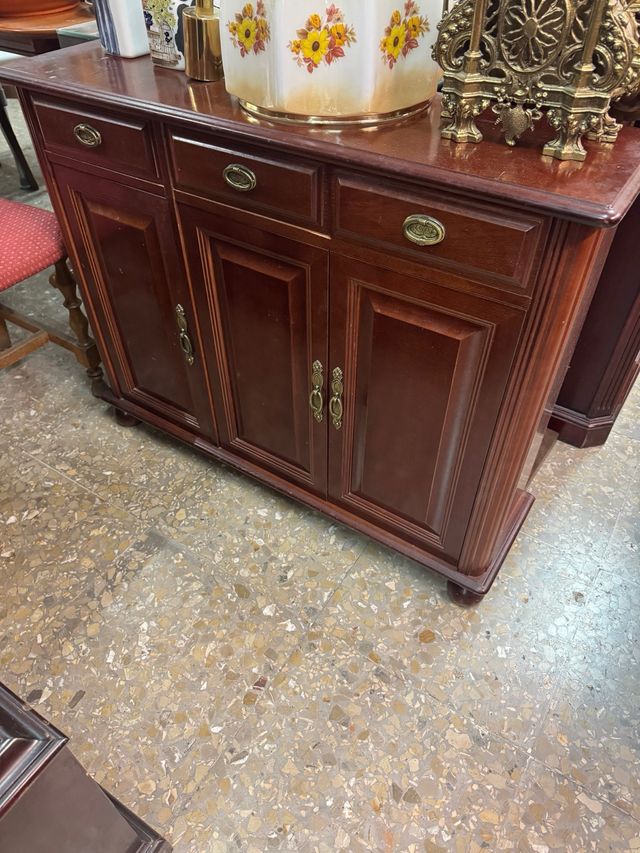 Mueble pequeño de madera oscura