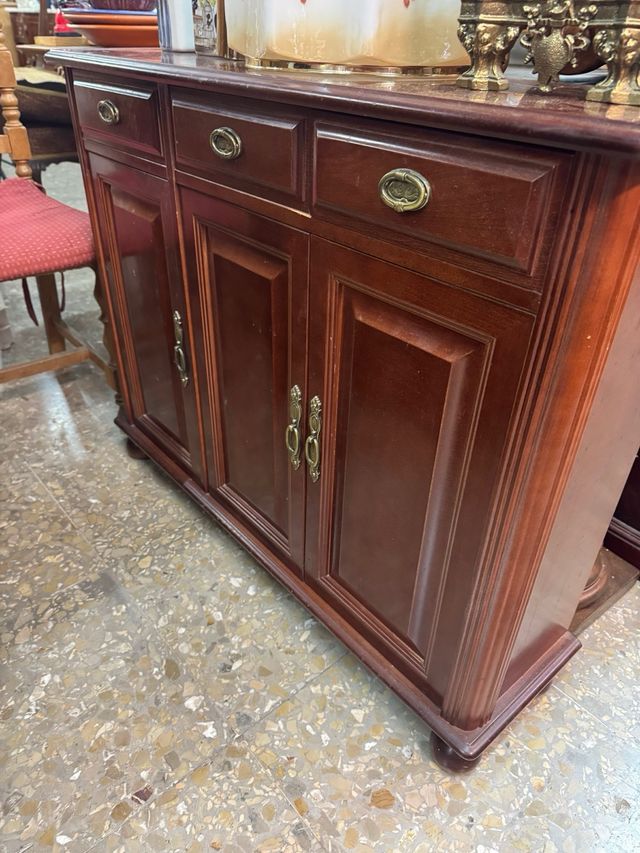 Mueble pequeño de madera oscura