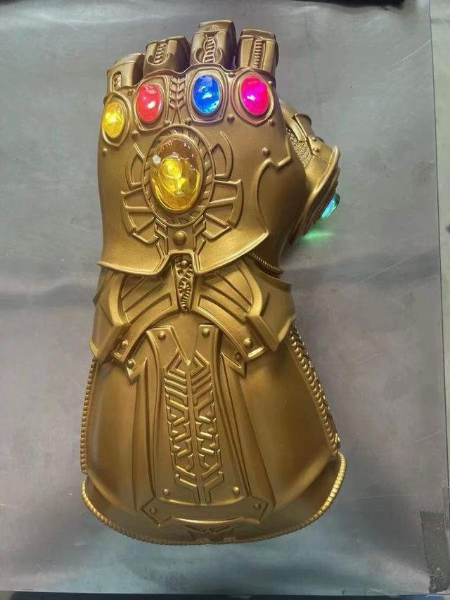 Guanto di Thanos dorato