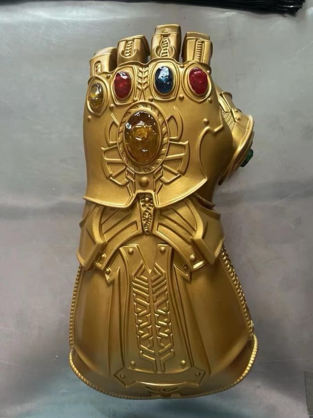 Guanto di Thanos dorato