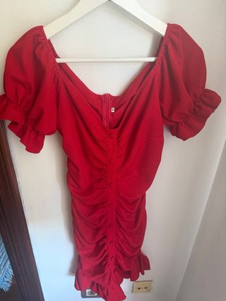 Vestido rojo fruncido con botones