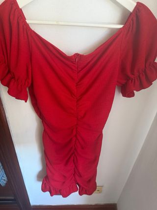Vestido rojo fruncido con botones
