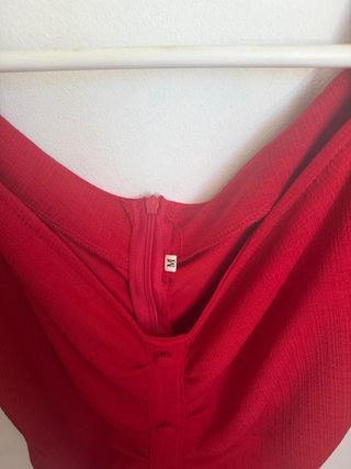 Vestido rojo fruncido con botones