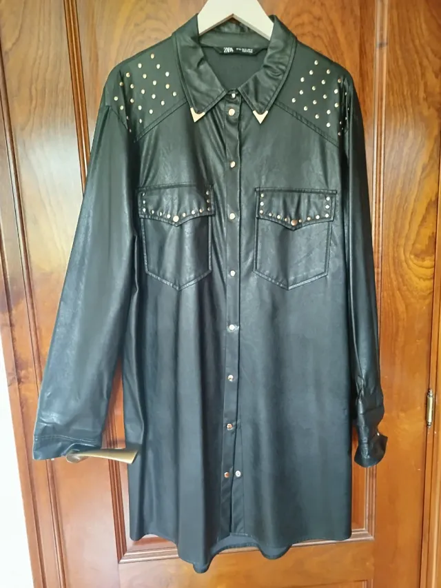 Vestido efecto piel Zara tachuelas