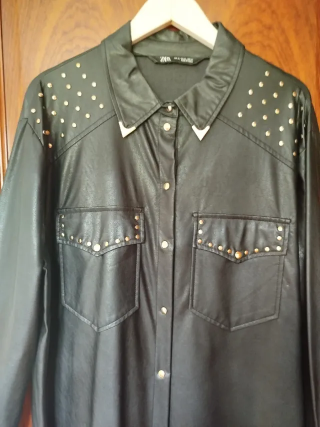 Vestido efecto piel Zara tachuelas