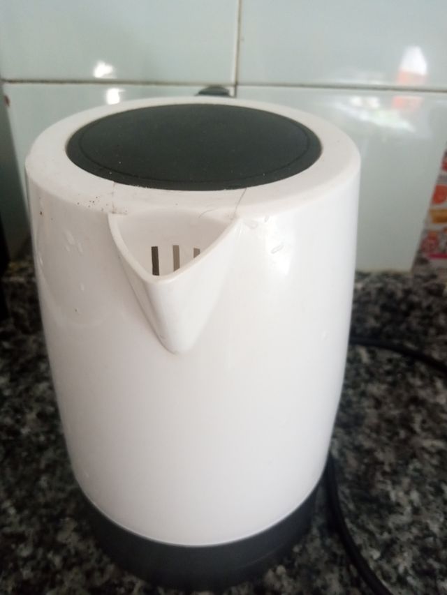 Hervidor de agua eléctrico Kukel 1.0L