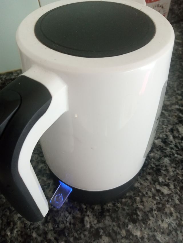 Hervidor de agua eléctrico Kukel 1.0L