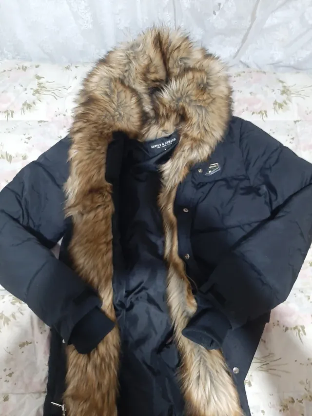 Abrigo Supply & Demand con pelo