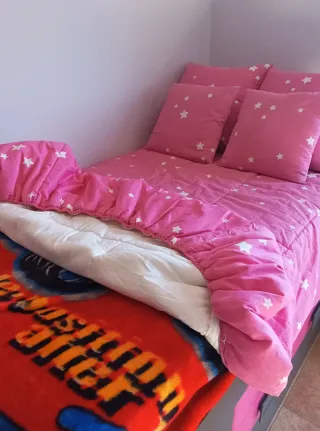 Piumino rosa con stelle bianche e cuscini