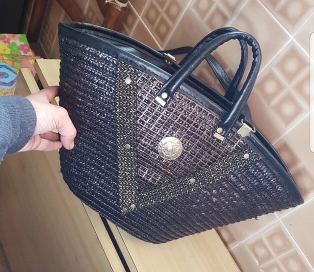 Bolso de mano serraje y detalles dorados