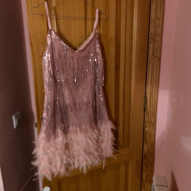 Vestido fiesta rosa flecos y plumas