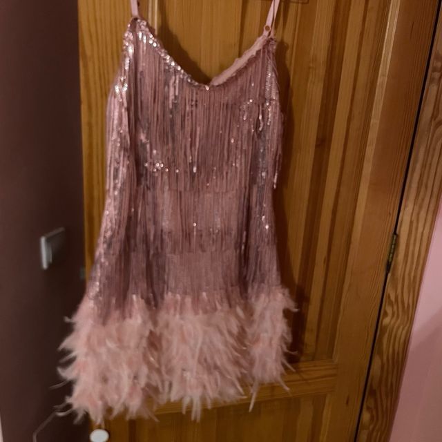 Vestido fiesta rosa flecos y plumas