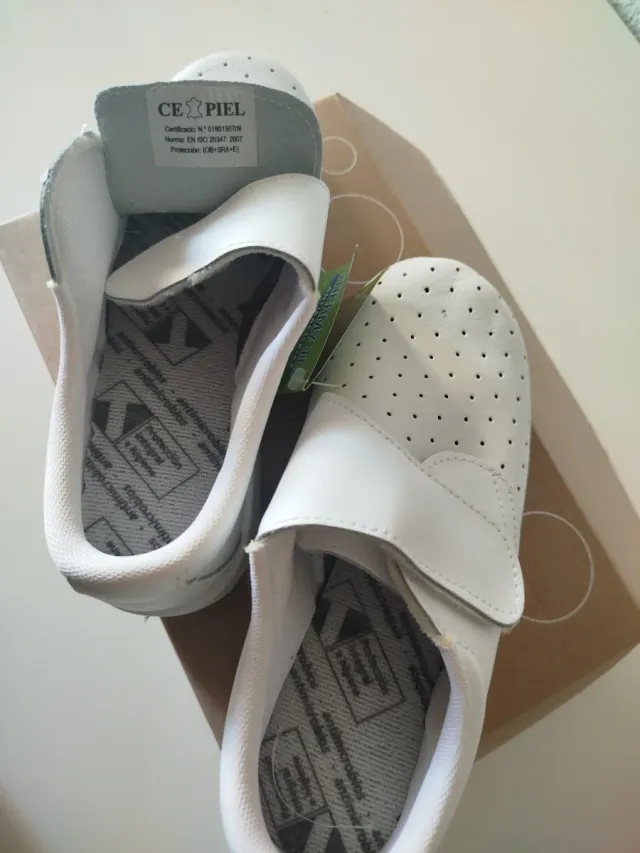 Zapatos de trabajo blancos nuevos