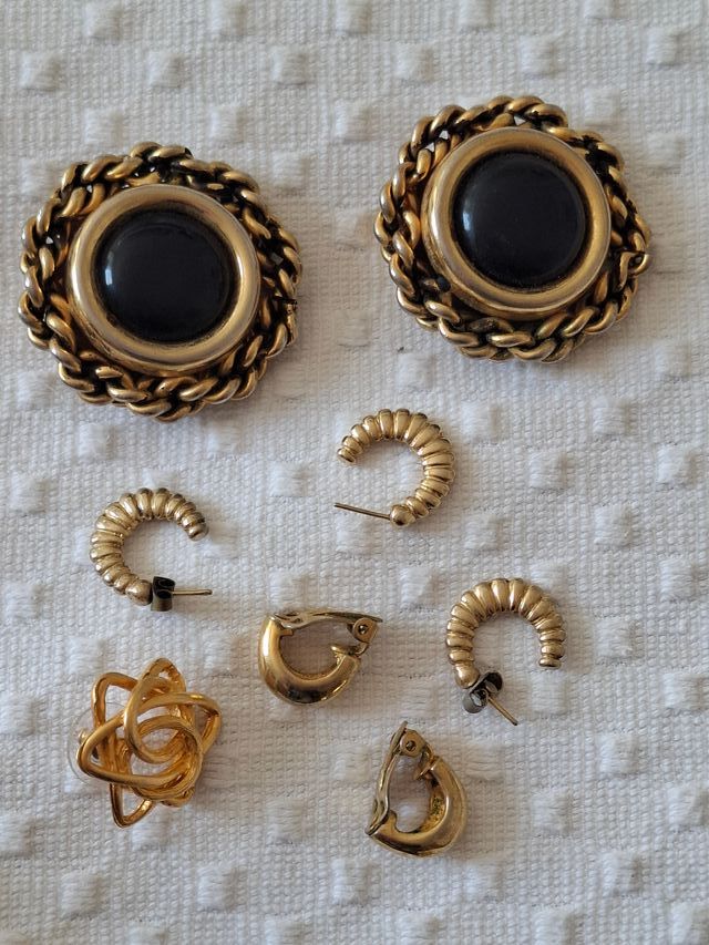 Lote pendientes bisutería dorados y negros