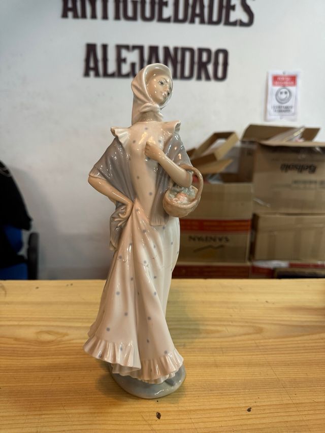 Figura Nao Porcelana Mujer Cesta Flores