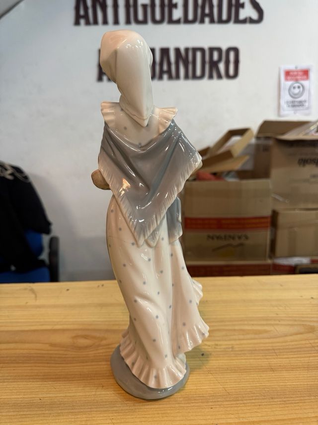 Figura Nao Porcelana Mujer Cesta Flores