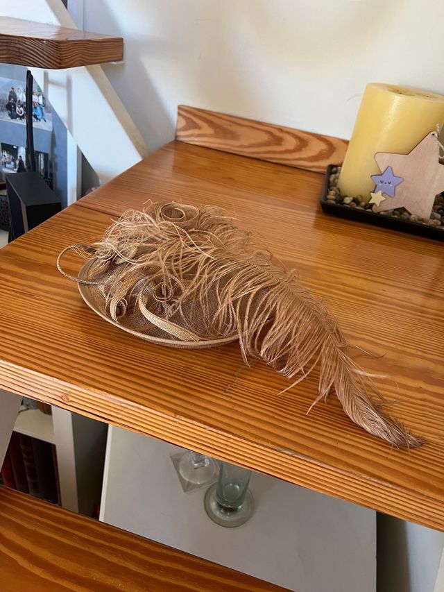 Tocado de plumas beige y marrón