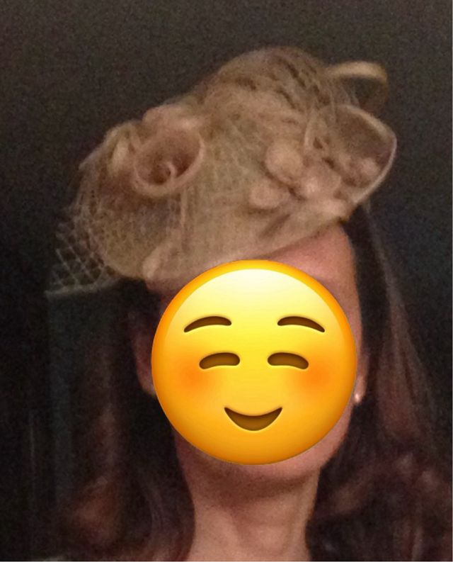 Tocado de plumas beige y marrón