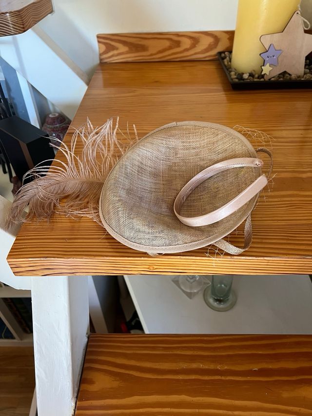 Tocado de plumas beige y marrón