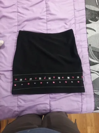 Falda negra con adornos plateados y rojos