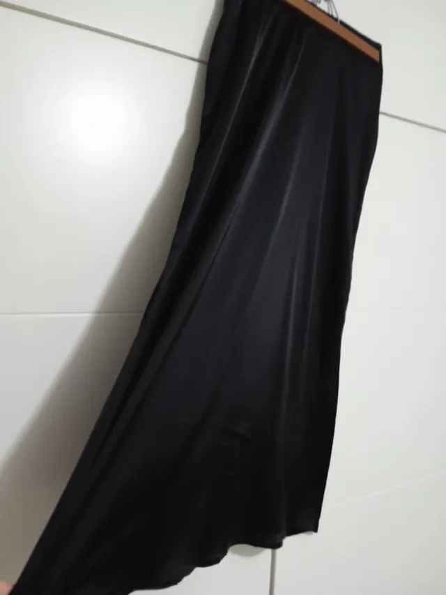 Falda satinada negra sin estrenar