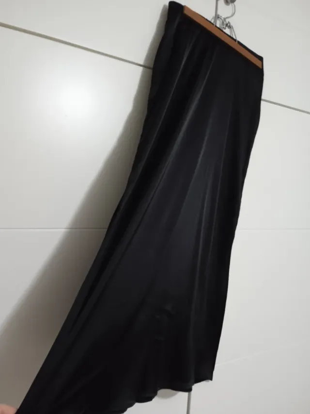 Falda satinada negra sin estrenar