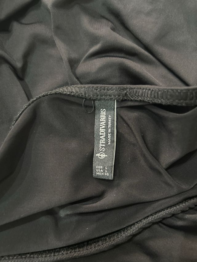 Vestido corto negro Stradivarius