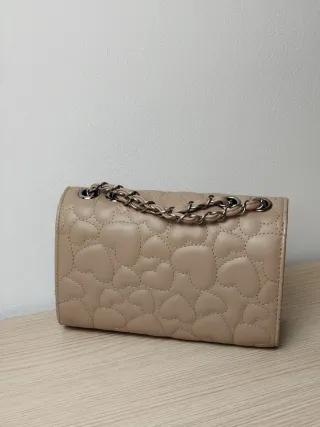 Bolso Beige Corazones Cadena
