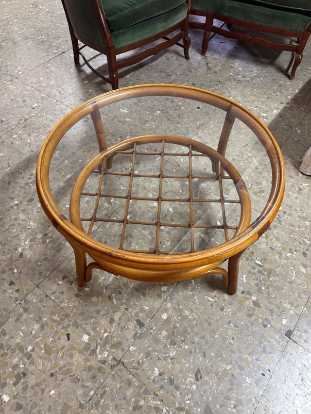 Mesita redonda de mimbre y cristal