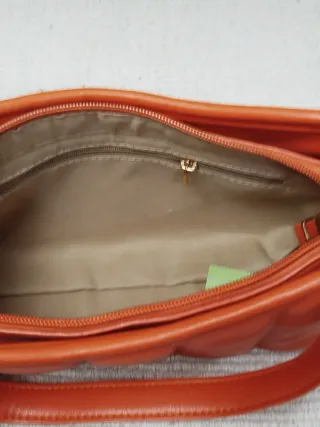 Bolso naranja acolchado