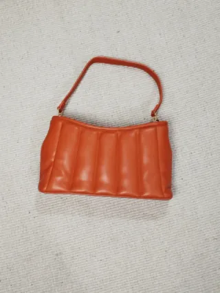 Bolso naranja acolchado