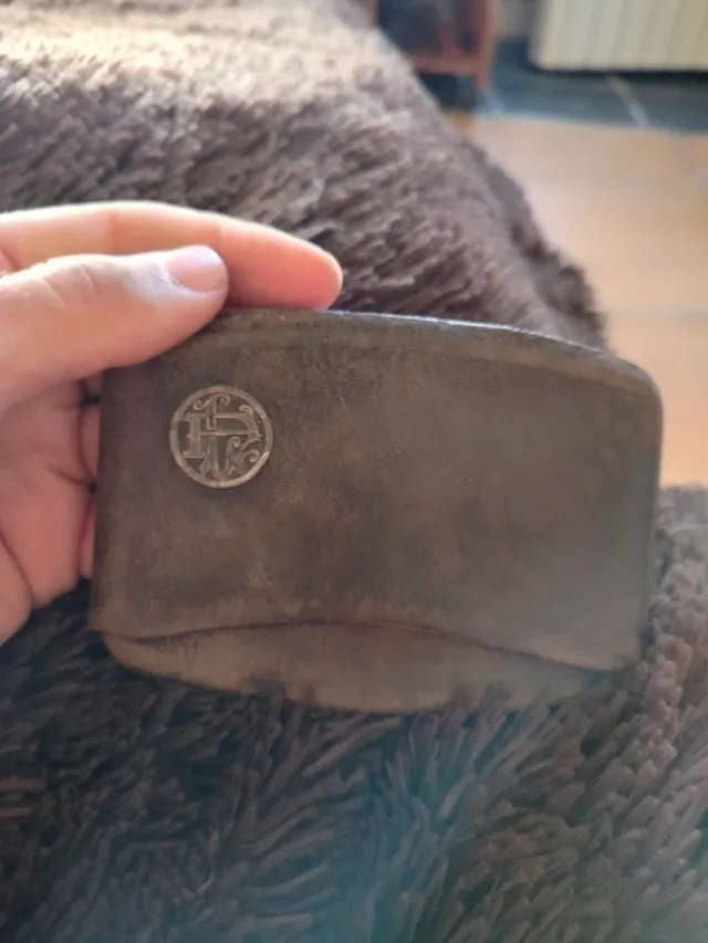 Fiaschetta antica con distintivo