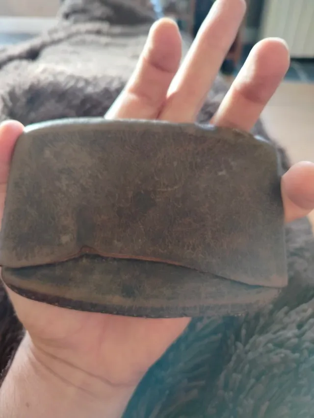 Fiaschetta antica con distintivo