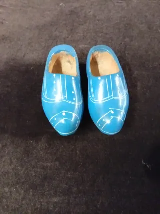 Zuecos de madera antiguos decorados