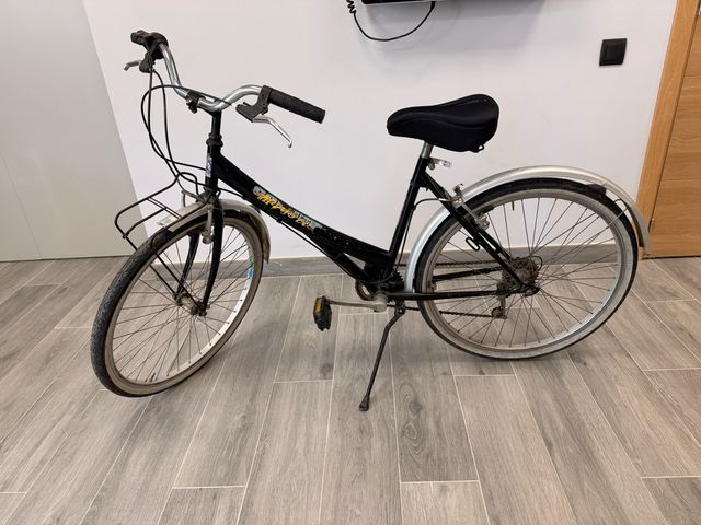 Bicicleta urbana negra con cesta