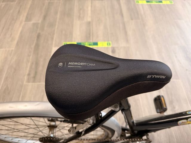 Bicicleta urbana negra con cesta